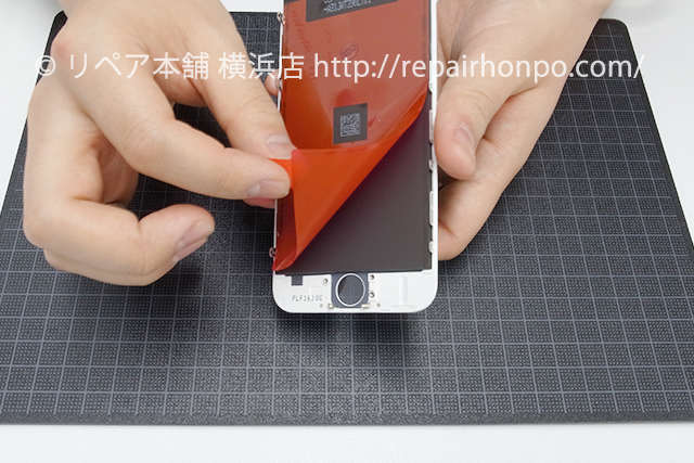 iPhoneの新しいディスプレイ部品の保護フィルムを剥がす